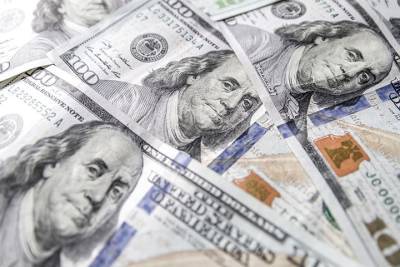 Аналитик рассказал, что россиянам делать с долларами после решения ФНБ