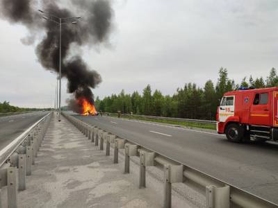 На подъезде к Президентскому мосту пожарные тушили горящие шпалы