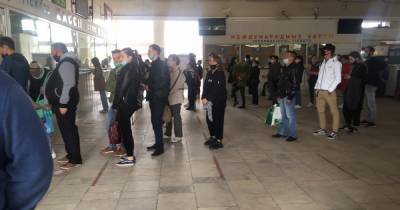 На автовокзале Калининграда возле касс возникли очереди (фото)