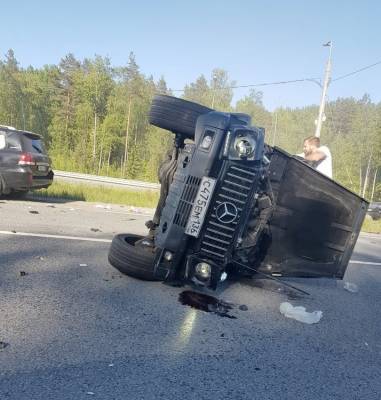 На Зеленогорском шоссе произошла авария с «гелендвагеном», есть пострадавший — видео