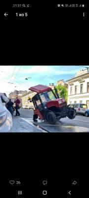 В Петербурге у поливочного трактора отвалилось колесо