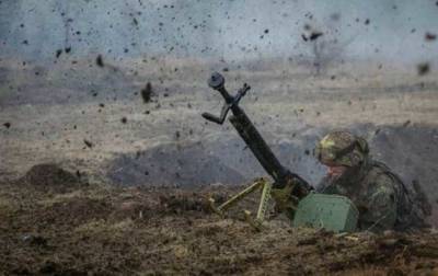 С начала суток российские террористы вели огонь из 82-мм минометов возле Песков и Новгородского. Боевых потерь среди украинских воинов нет