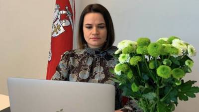 Жители Польши высмеяли Тихановскую из-за конфуза с флагом Белоруссии