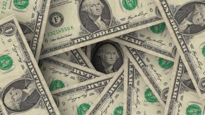 Стоимость доллара упала ниже 73 рублей впервые с начала мая