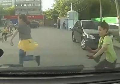 На Михайловском шоссе дети выскочили под колеса автомобиля