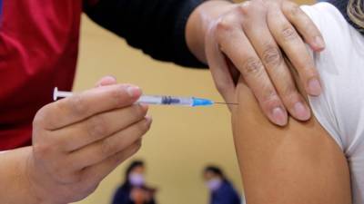 MHRA одобрили коронавирусную вакцину Pfizer для детей до 15 лет