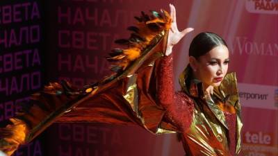 Жар-птица Бузовой и «бинарный» Милохин: самые яркие костюмы на дорожке «Муз-ТВ»