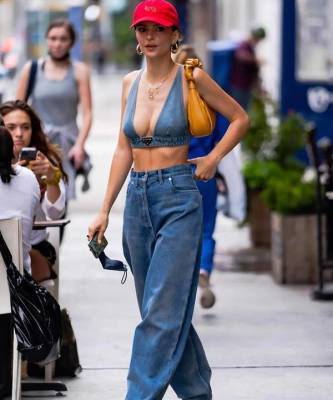 Бра из денима + идеально сидящие джинсы: Эмили Ратаковски показала самую модную униформу на лето