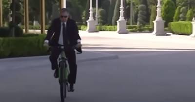 Как Голобородько: президент Туркмении приехал на работу на велосипеде под бурные овации (видео)