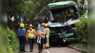 Момент серьезной аварии школьного автобуса в Гонконге попал на видео