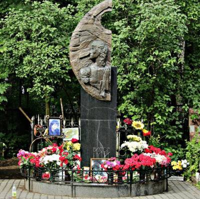 Велосипедист украл сумку у семейной пары на могиле Цоя в Петербурге