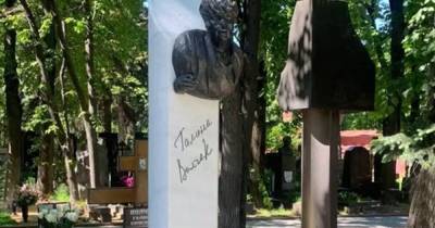 Садальский назвал памятник на могиле Галины Волчек "ужасом"