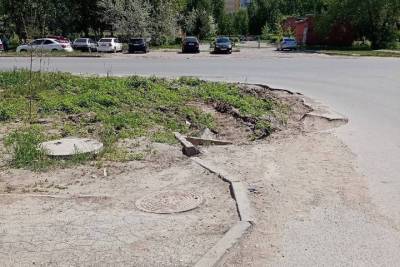 Жительница Омска возмутилась из-за рукотворной ямы на дороге