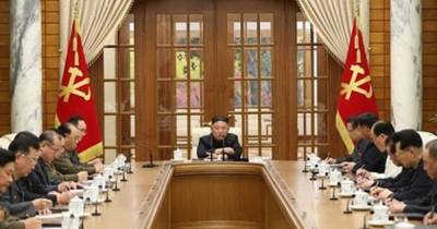 "Пропавшего" весной Ким Чен Ына заметили в зале заседаний