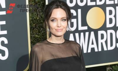 Классик и монохром: лучшие платья Анджелины Джоли