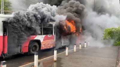 В Сети появилось видео горящего троллейбуса в Кемерове