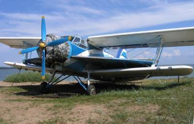 В Челябинской области в поле вынуждено сел Ан-2 с парашютистами