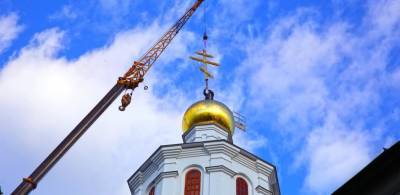 Купол и крест храма в честь Похвалы Пресвятой Богородицы освятили в Нижнем Новгороде