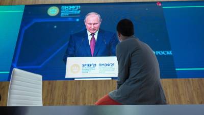 Путин: Россия не намерена полностью отказываться от американской валюты