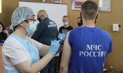 В Карелии сотрудники МЧС жалуются, что их заставляют делать прививки от ковида