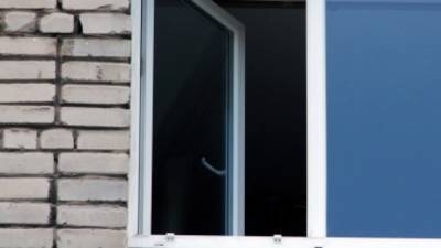 Ребенок выпал из окна пятого этажа в Петербурге