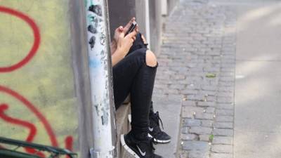 В Приморском районе неизвестная парочка отобрала у подростка ноутбук и смартфон