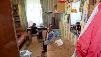 Местное время. Двенадцать лет в очереди: семья ютится в комнате общежития в Щербинке