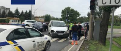 В Мариуполе столкнулись Mercedes, Honda и Mazda: последствия (фото)