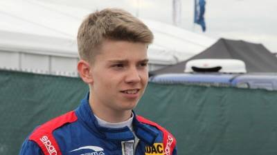 Российский пилот Шварцман стал победителем гонки "Формулы-2" в Баку