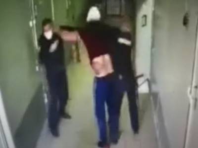 Опубликовано видео из Морозовска, где местный «Рэмбо» избил троих полицейских в изоляторе