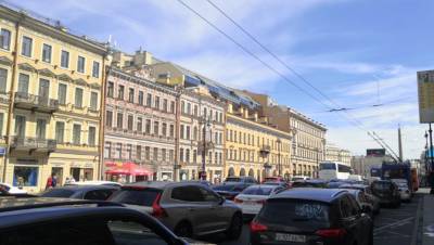 Движение в центре Петербурга снова остановил неизвестный кортеж