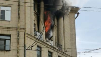 Мать с двумя детьми спасли из горящей квартиры на проспекте Стачек