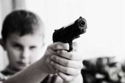 Трехлетний мальчик выстрелил себе в голову из пистолета, пока родители принимали гостя на кухне
