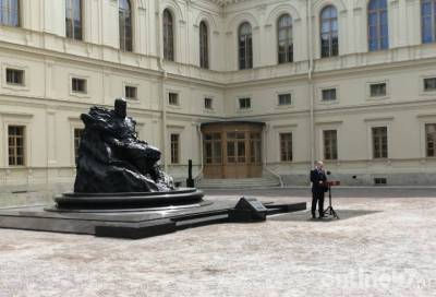 Владимир Путин прибыл в Гатчину для открытия памятника Александру III