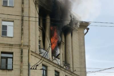 Пожарные спасли женщину с детьми из полыхающей квартиры на Стачек