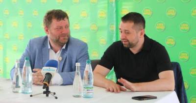 "Слуги" считают, что критики законопроекта Зеленского играют на руку олигархам