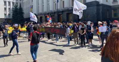 В Киеве митингуют представители ЛГБТ-сообщества и их противники (фото, видео)