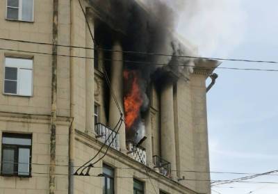 Петербургские пожарные спасли с горящего балкона двух детей