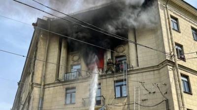 Пожарные спасли женщину и детей с балкона горящей квартиры