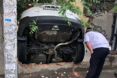 В Ростове водитель перепутала педали и снесла кирпичный забор