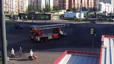 Видео: на перекрестке Захарова и Десантников столкнулись пожарная машина и легковой автомобиль