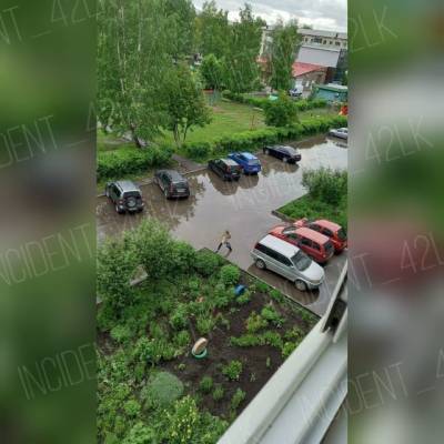 Жители кузбасских городов пожаловались на затопленные после дождя улицы