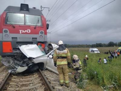 Под Анапой поезд сбил машину на переезде – погибли два человека