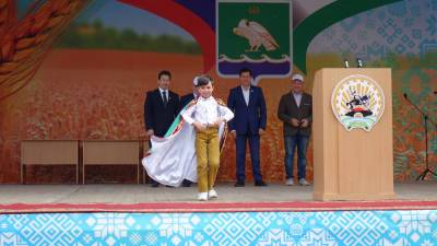 Депутат из Башкирии за свой счет одел мальчика к конкурсу