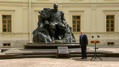 "Человек-скала". Путин оценил памятник Александру III в Гатчине