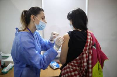 В киевском центре вакцинации людей ждал неприятный "сюрприз"