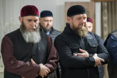 Кадыров показал строительство религиозного центра в Ахмат-Юрте