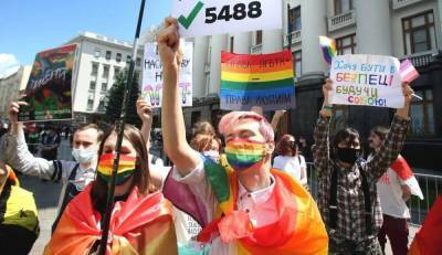 Возле офиса Зеленского прошла акция ЛГБТ-сообщества