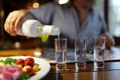 Диетологи определили, как правильно пить водку