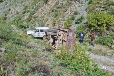 Водитель опрокинувшегося в Туве грузовика сбежал с места аварии